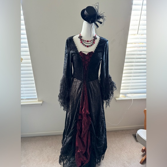 Gothic Vampira Costume - XL - Picture 16 of 16